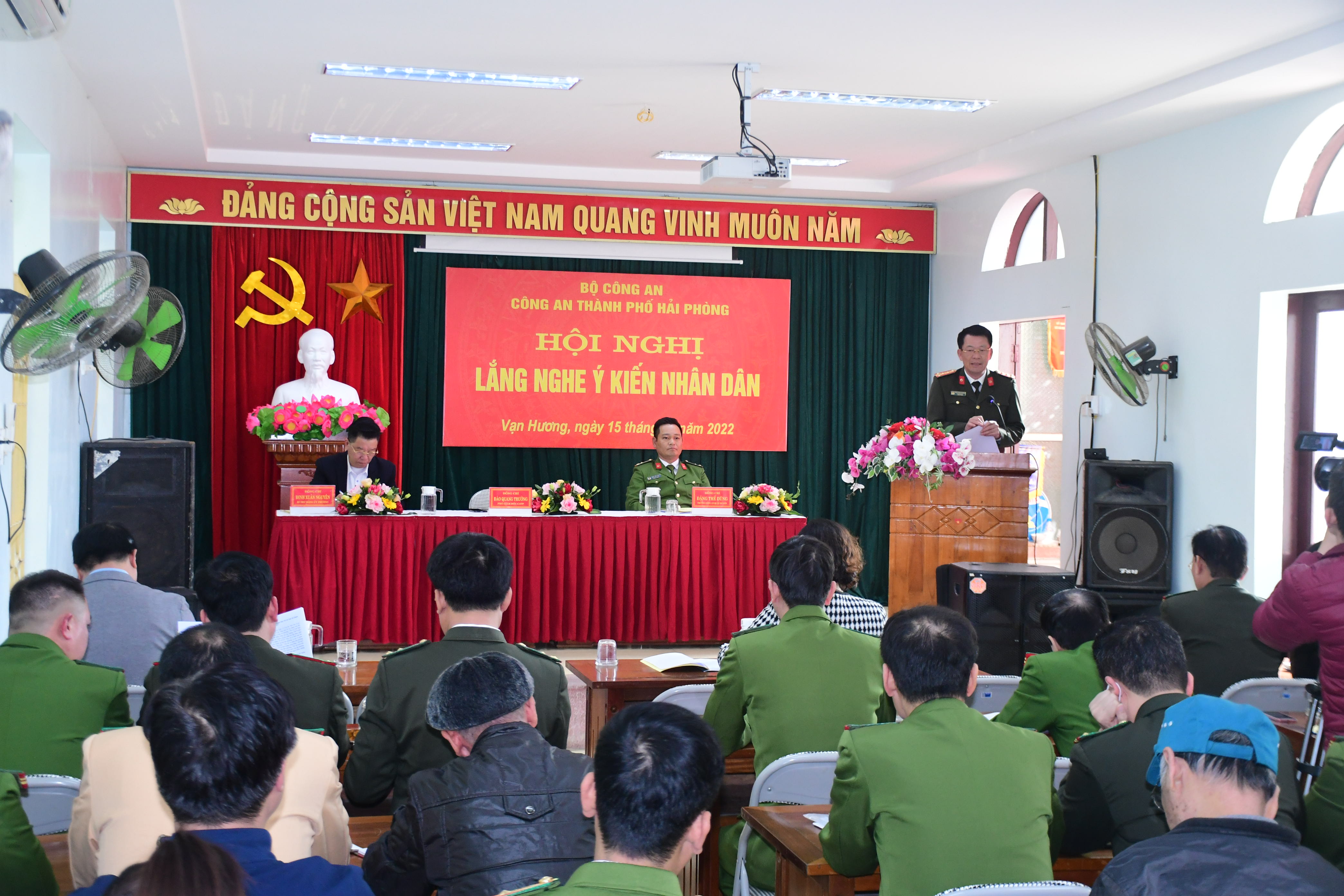 Đại tá Đào Quang Trường - Phó Giám đốc CATP lắng nghe ý kiến Nhân dân phường Vạn Hương (quận Đồ Sơn)